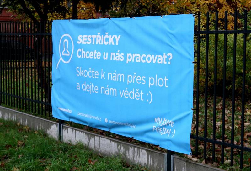 Městská nemocnice vyzývá, že stačí skočit přes plot a práce je jistá.