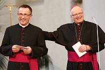 Martin David (vlevo) byl 7. dubna v ostravském kostele sv. Václava jmenován pomocným biskupem, který má být nápomocen biskupovi Františku Václavu Lobkowiczovi (vpravo).  
