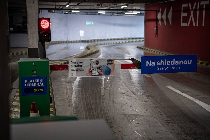 Nový systém závor v podzemní garáži nákupního centra Forum Nová Karolina, 6. prosince 2021 v Ostravě.