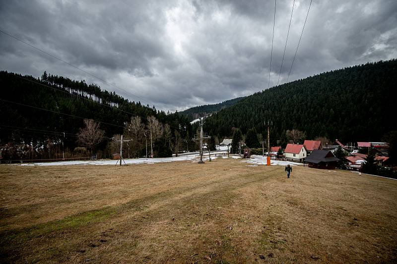 Ve ski areálu Zlatník trvala zimní sezóna pouze devatenáct dní než kompletně roztál sníh, 26. února 2020 v Krásném.