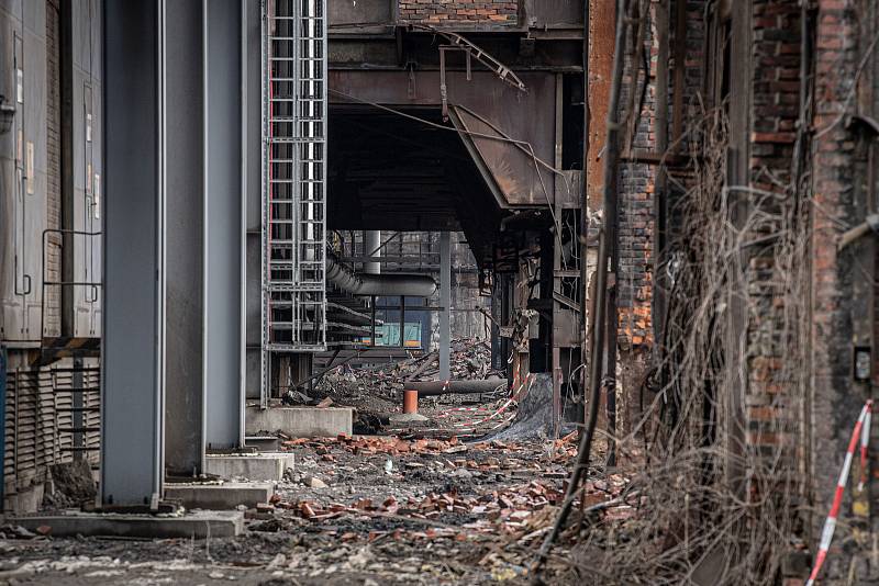 V areálu Vítkovice Steel probíhá demolice uzavřené ocelárny, 26. ledna 2021 v Ostravě.