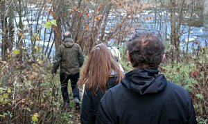 Okolí valašské řeky Bečvy dva měsíce po úniku jedů do vody a otrávení života v ní, listopad 2020. I sami lidé už pátrají, kdo je na vině.