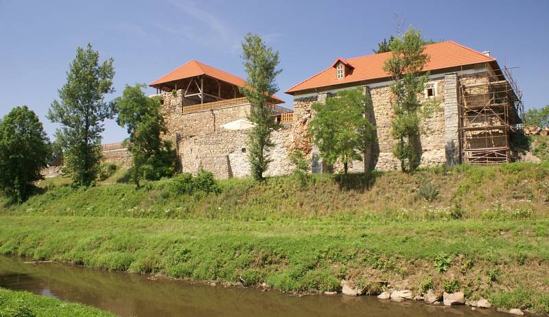 Slezskoostravský zámek, kterému se říká hrad, byl po roce 2000 opravován a rekonstruován. 