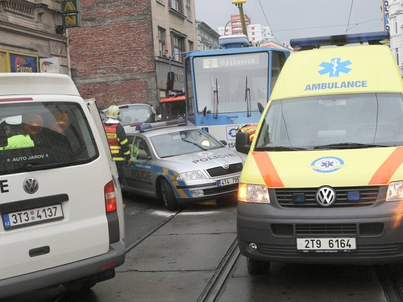 V centru Ostravy se v úterý 10. března odpoledne srazilo policejní vozidlo s tramvají. Při havárii byl zraněn jedenatřicetiletý policista.