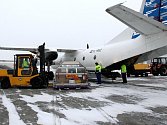 Vykládka nákladního letounu AN 24 ve službách DHL na ostravském letišti v Mošnově