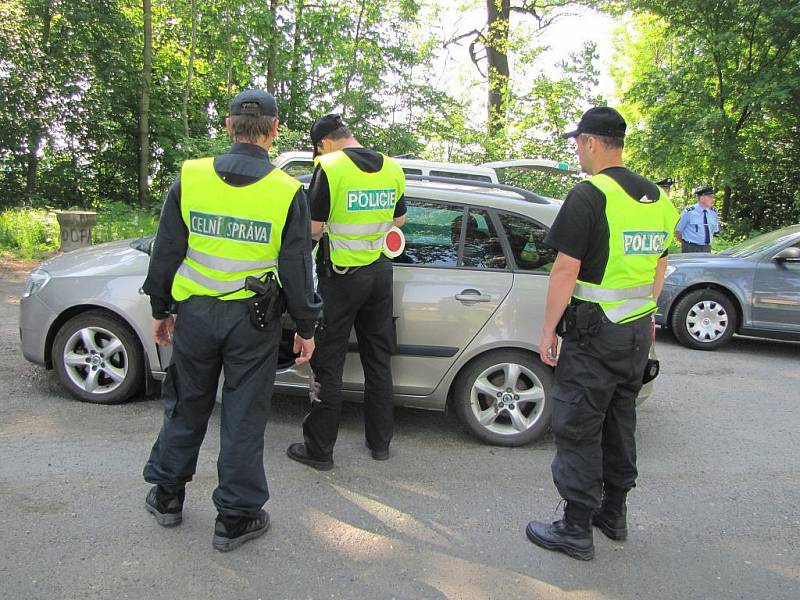 Celníci a policisté se objevili na šesti stanovištích poblíž polských hranic.