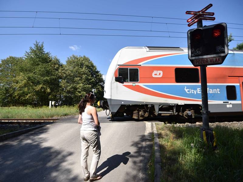 Železniční přejezd v Ostravě-Martinově. 