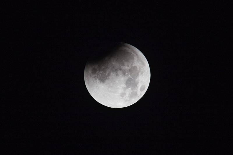 V noci z neděle na pondělí mohli i lidé v regionu sledovat zatmění měsíce a „krvavý měsíc".  