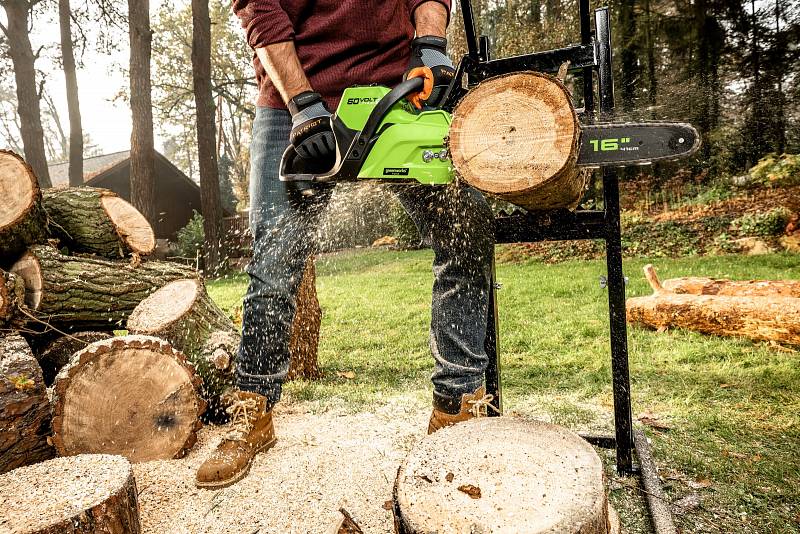 Pomocníci při podzimním úklidu zahrady. Aku pila Greenworks.