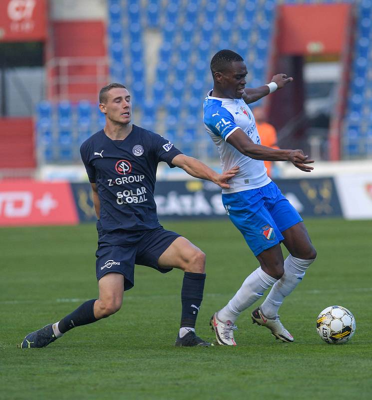 Fotbalisté Baníku Ostrava (v bílém) proti Slovácku