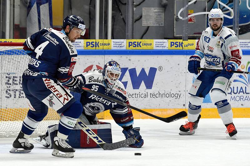 Brno 12.2.2020 - domácí HC Kometa Brno (Šimon Stránský) v bílém proti HC Vítkovice Ridera (4 Jesse-Ray Dudas a Miroslav Svoboda)