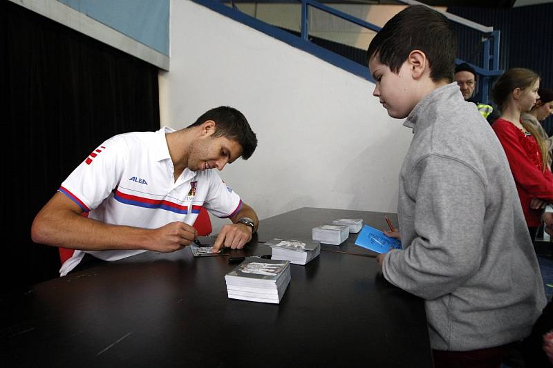 Čeští tenisté si před utkáním prvního kola Davisova poháru s Nizozemskem mezi tréninky našli čas i na nejmladší fanoušky.