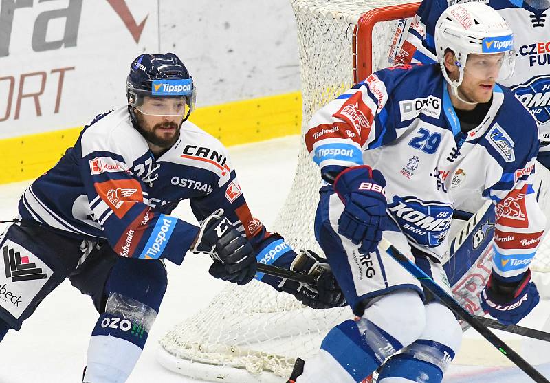 Rastislav Dej z Vítkovic a Ralfs Freibergs z Brna - 31. kolo Tipsport Extraligy HC VÍTKOVICE RIDERA - HC Kometa Brno, 30. prosince 2020 v Ostravě.