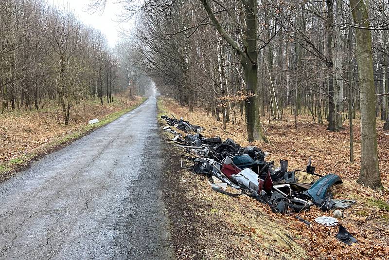 Černá skládka plechových a plastových karosářských dílů v přírodní rezervaci Černý les u Šilheřovic, 31. března 2022 v Ostravě.