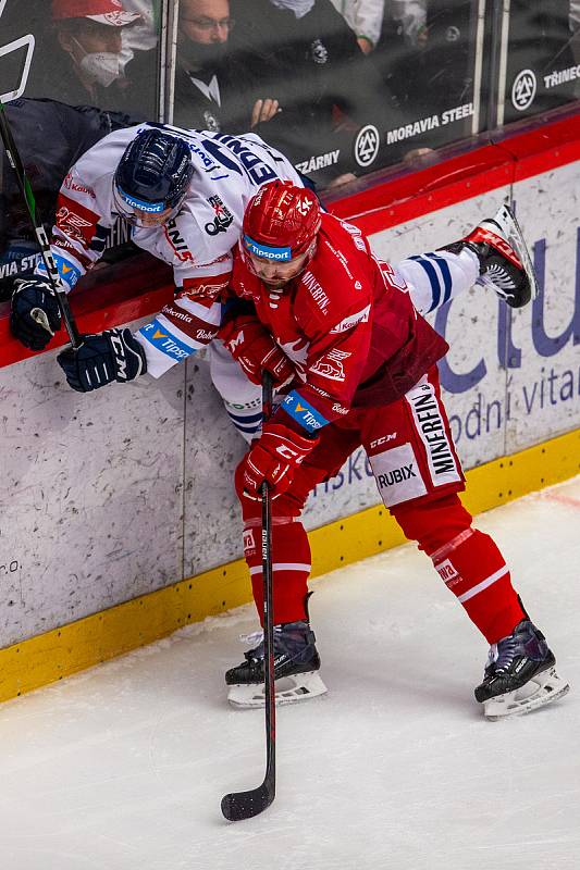 Utkání 53. kola hokejové extraligy: HC Oceláři Třinec - HC Vítkovice Ridera, 8. prosince 2021 v Třinci. Zleva Vojtěch Lednický z Vítkovic a Milan Doudera z Třince.