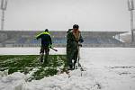 Odklízení sněhu z hrací plochy na stadionu ve Vítkovicích