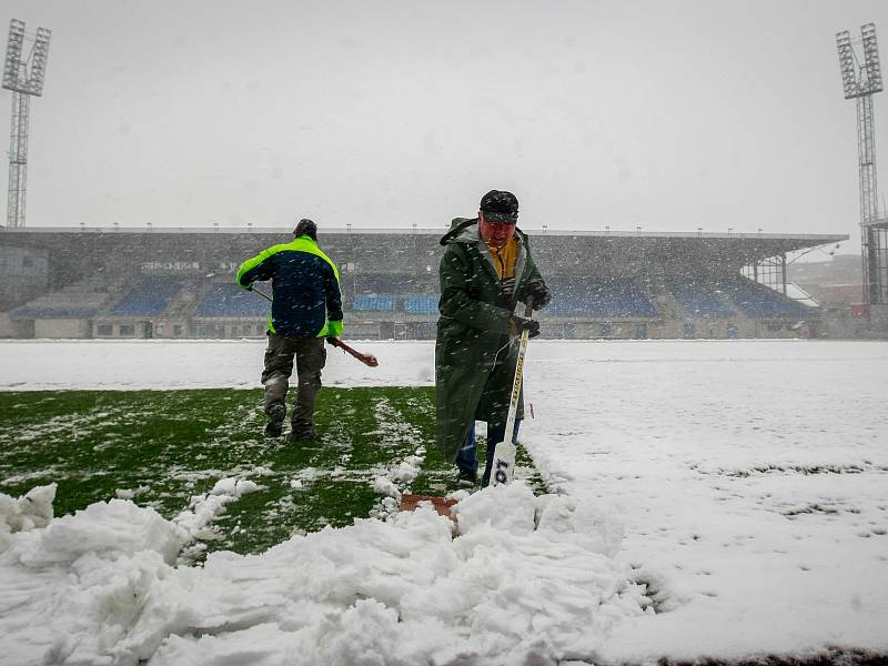 Odklízení sněhu z hrací plochy na stadionu ve Vítkovicích