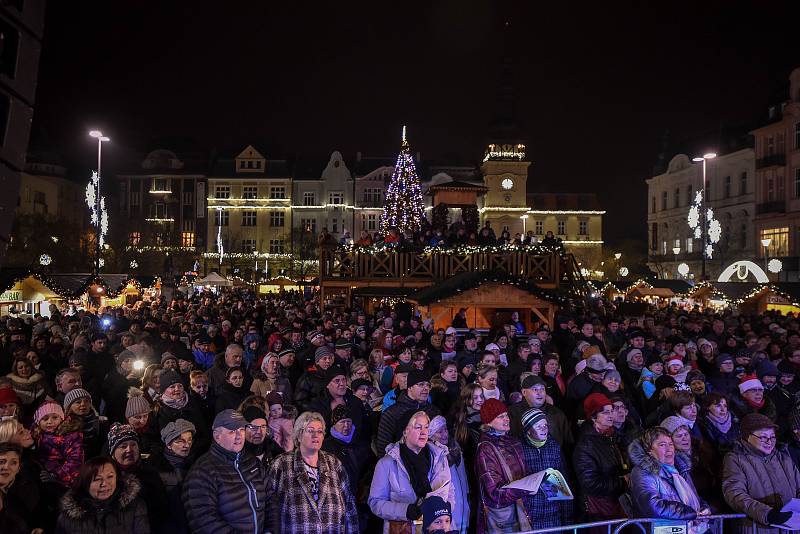 Akce Deníku Česko zpívá koledy na Masarykově náměstí v Ostravě, středa 12. prosince 2018.