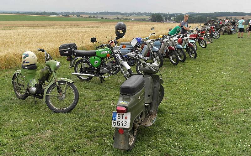 Letiště v Hati v česko – polském pohraničí hostilo osmý ročník akce s názvem Retro Chrchel, srazu milovníků malých motocyklů. Hať, 17. července 2021.