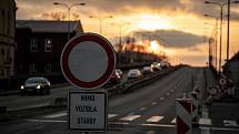 Největší letošní uzavírka v Ostravě už je v plném proudu. Už 10. ledna začalo bourání mostů v Rudné ulici mezi vítkovickým vlakovým nádražím a městským stadionem.