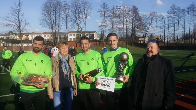 Fotbalisté Čeladné převzali od starostky města Vratimov Dagmar Hrudové trofej pro vítěze zimního turnaje.