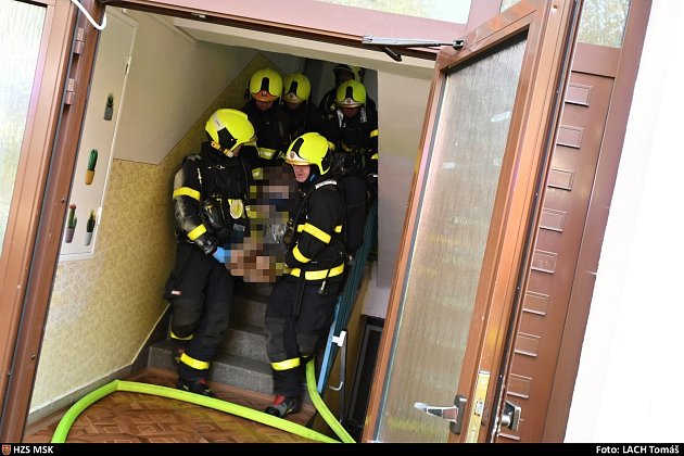 Muž se nemohl dostat z hořícího bytu v Ostravě. Zachránili ho hasiči a policisté