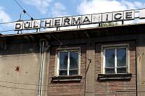 CHÁTRAJÍCÍ administrativní budova a zdravotní středisko bývalé šachty u heřmanické točny trolejbusů.