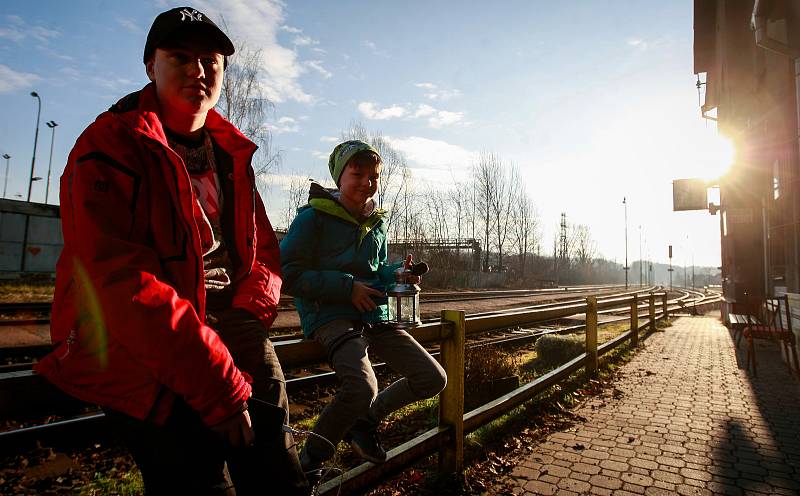 Nadšenci z Klubu českých velocipedistů z Ostravy-Hrabové dnes na vlakovém nádraží ve Vratimově převzali betlémské světlo a rozváželi jej dál po městě. Na starých bicyklech, dvoukole i „kostitřasu“.