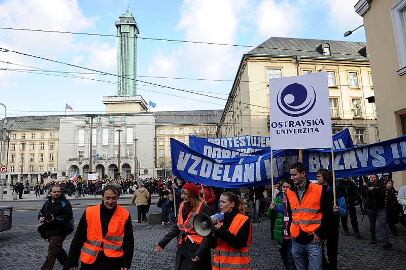 Ve středu se městem prošel protestní průvod, byl další z akcí pořádaných v rámci takzvaného Týdne neklidu. Studenti a někteří pedagogové projevují svůj nesouhlas s reformou.