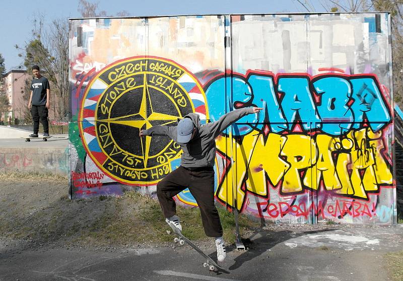Graffiti odrážející mezinárodní situaci se objevují také v Ostravě–Porubě, březen 2022.