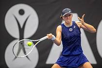 Tenisový turnaj žen WTA Agel Open 2022, 4. října 2022, Ostrava. Iga Swiatek z Polska (na snímku) a Ajla Tomljanovic z Austrálie. Světová jednička postoupila do dalšího kola.