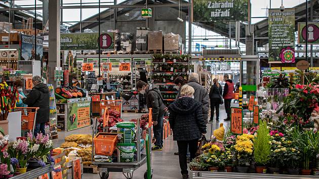 Lidé nakupují v obchodním řetězci Hornbach, 27 února 2021 v Ostravě.