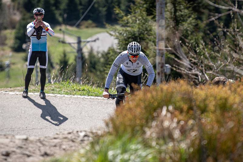 Cyklista Jaroslav Kulhavý vyjíždí na Lysou horu, 22. května 2020. Vystoupat na Lysou horu chce třináctkrát za sebou, aby na kole zdolal nadmořskou výšku 8848m (výška nejvyšší hory světa Mount Everest).