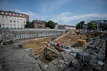 Výstavba parkovacího domu u městské nemocnice Ostrava, 7. července 2022.