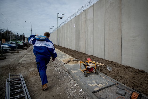 Stavba nové zdi ve Věznici Heřmanice, 15. dubna 2020.