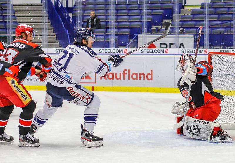 Utkání 39. kola hokejové extraligy: HC Vítkovice Ridera - Mountfield Hradec Králové, 24. ledna 2020 v Ostravě. Na snímku (zleva) Oscar Daniel Eklund, Alexandre Mallet, brankář Hradce Králové Marek Mazanec.