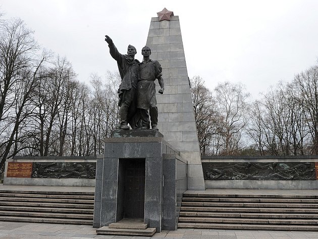 Pomník v Komenského sadech v Ostravě byl odhalen v roce 1946.