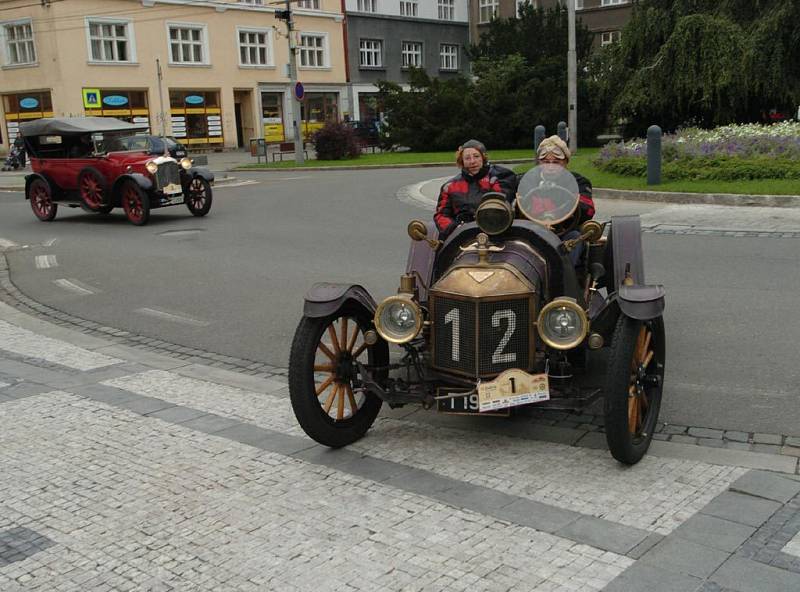 Před ostravskou Novou radnicí startovala etapa závodu autoveteránů Moravia rallye 2007