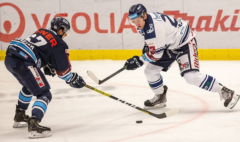 Utkání 29. kola hokejové extraligy:HC Vítkovice Ridera - Bílí Tygři Liberec, 21. ledna 2020 v Ostravě. Zleva Tomáš Hanousek z Liberce a Frenks Razgals z Vítkovic.