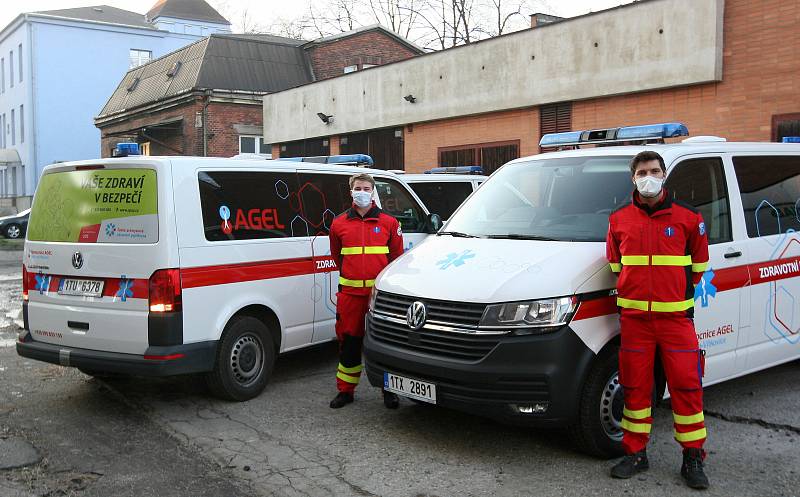 Budoucí zdravotničtí záchranáři nabírají už od jara zkušenosti v oboru, kde se dá, momentálně jsou u dopravní služby nemocnice v Ostravě-Vítkovicích.