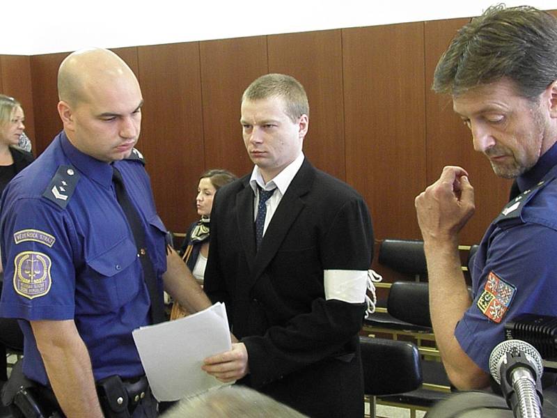 Martin Balhar (na snímku uprostřed) u ostravského soudu.