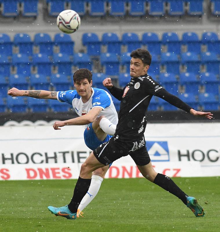 Fotbalisté Baníku Ostrava (v bílém) proti Hradci Králové.