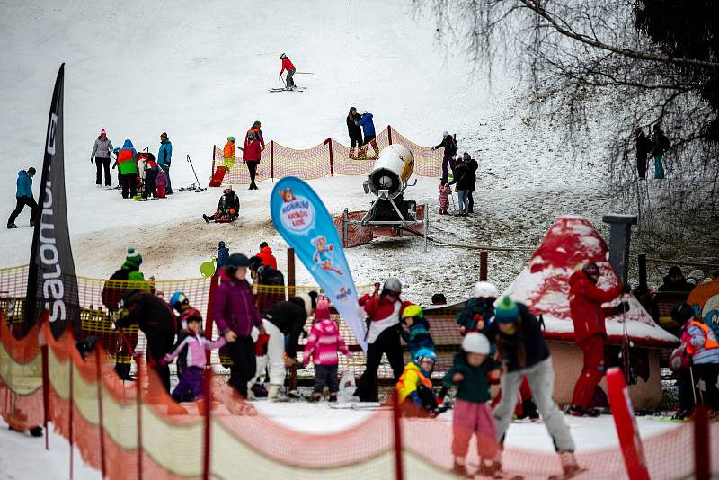 Poslední den otevření sjezdovek. Od 27. prosince musí provozovatelé ukončit provoz lyžařských vleků kvůli vládnímu opatření v souvislosti s pandemií Covid-19. 26. prosince 2020 na Bílé.