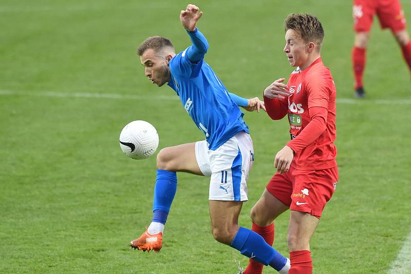 Brno 23.12.2020 - domácí FC Zbrojovka Brno (David Jambor) v červeném proti FC Baník Ostrava (Nemanja Kuzmanovič)