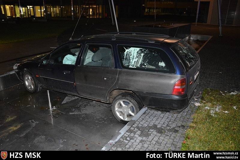 Dramatická honička v Ostravě skončila nehodou, při které třicetiletý řidič fordu vjel do fontány. Auto museli vyprostit hasiči.