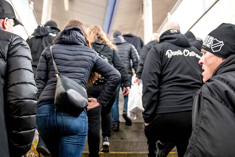 Odjezd fanoušků FC Baníku Ostrava na Slavii, Nádraží Ostrava - Svinov, 11.3.2019 v Ostravě.