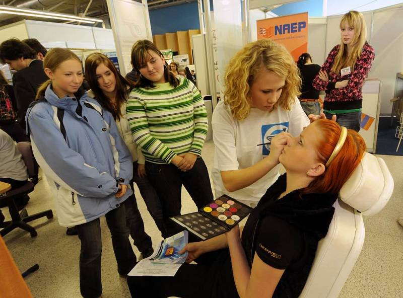 Záběry z dvoudenní výstavy škol a zaměstnavatelů Učeň, středoškolák, vysokoškolák a pedagogika 