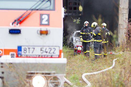 Bílovecká jednotka HZS MSK vyráží vždy jako první k zásahům při požáru v klimkovickém tunelu u Ostravy. Právě tento zásah v pátek bílovecká jednotka nacvičovala v opuštěném depu v areálu Dolní oblasti Vítkovic.