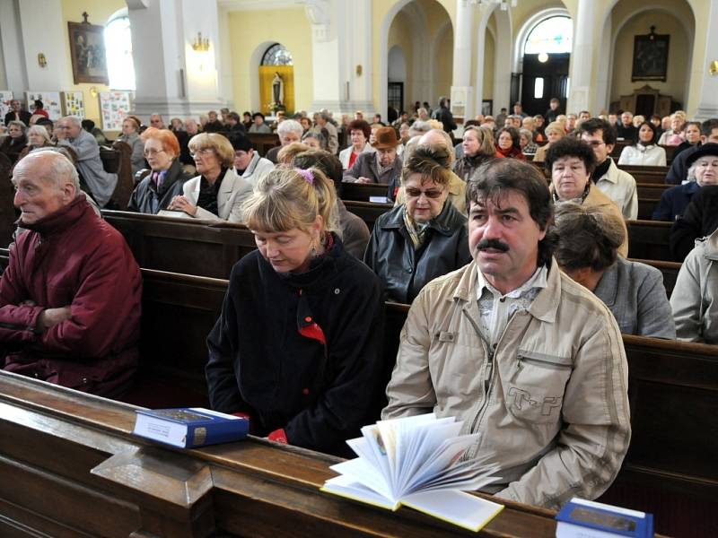 Stoleté narozeniny kostela v Ostravě-Mariánských Horách si připomněli věřící na mši, kterou sloužil biskup František Václav Lobkowicz.