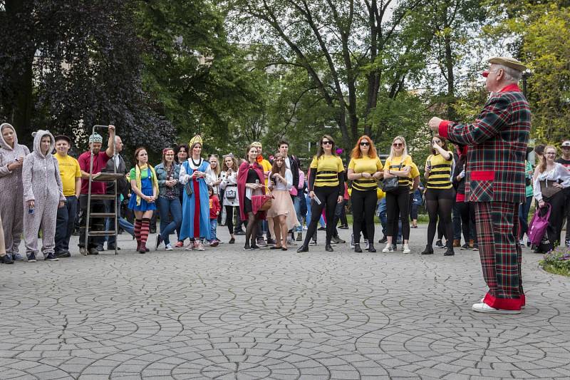 Ostravský majáles 2018 odstartoval v pátek krátce po poledni v Husově sadu, průvodem studentů v maskách, který se z centra Ostravy vydal do Dolní oblasti Vítkovic.